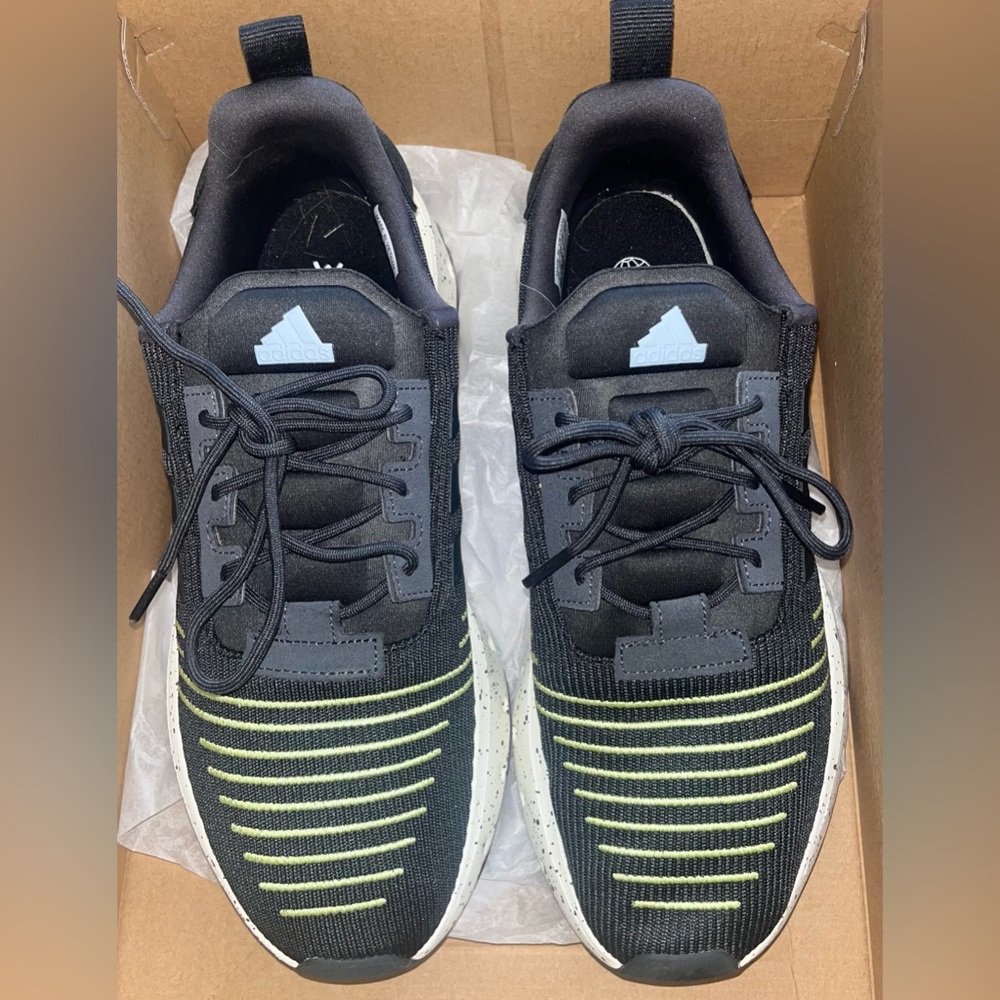 NWOT. MEN'S ADIDAS SWIFT RUN 23 SNEAKERS. SIZE 11.